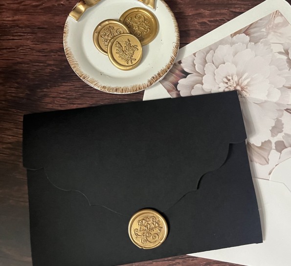 Scallop Black & Gold