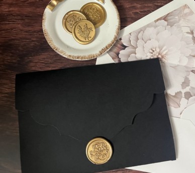 Scallop Black & Gold